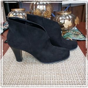 NWOT - A2 by Aerosoles black suede ankle booties